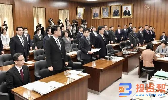 意外不断!英国降息 原油又